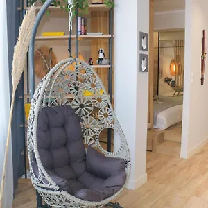 luxury-80m2-apartment-with-balcony-downtown-thessaloniki.hotels-of-thessaloniki.com/